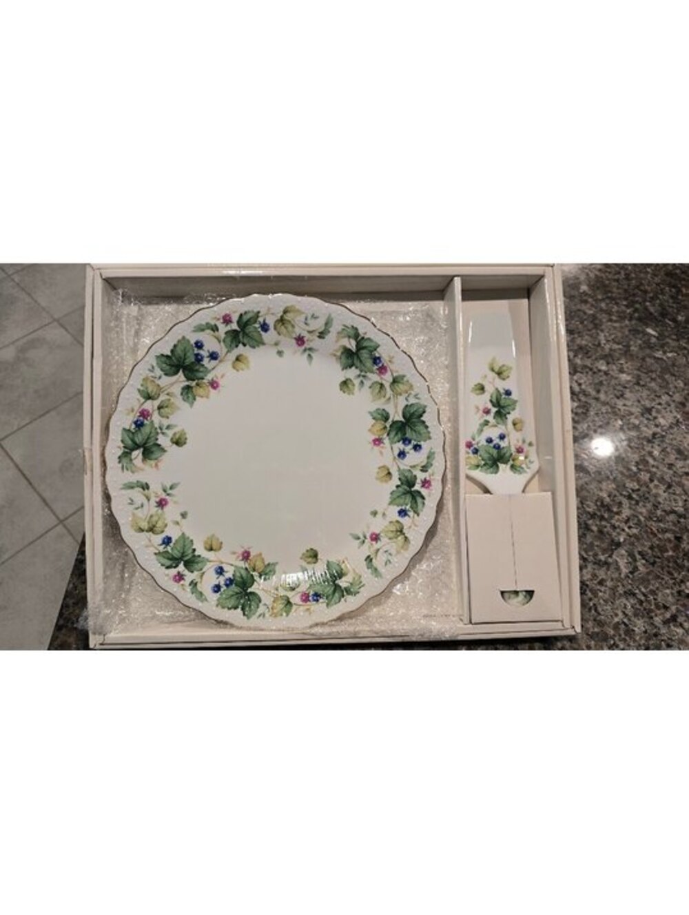 NIB Andrea by Sadek Vineyard Porcelain Cake Plate & Server